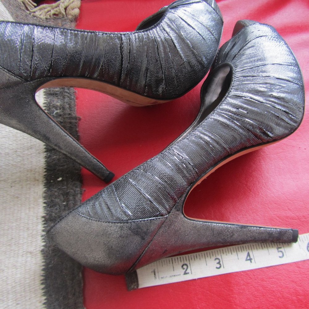 Vince Camuto Women Shoes size 8.5 high heels pumps silver color, beautiful
